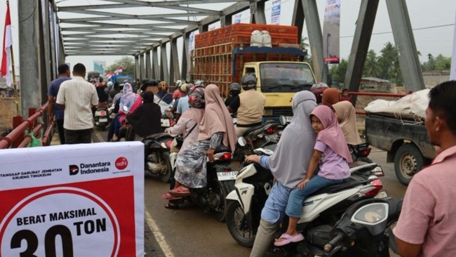 Akses jalan nasional Banda Aceh-Medan Sumatera Utara kembali terhubung setelah jembatan bailey Krueng Tingkeum Kabupaten Bireuen, Aceh rampung dibangun.