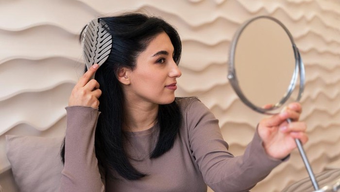 Kenali 7 Penyebab Uban di Usia Muda dan Cara Mengatasinya