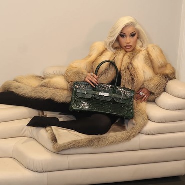 Cardi B Nyanyikan Lagu Anak Indonesia 'Pok Ame Ame' untuk Sang Buah Hati