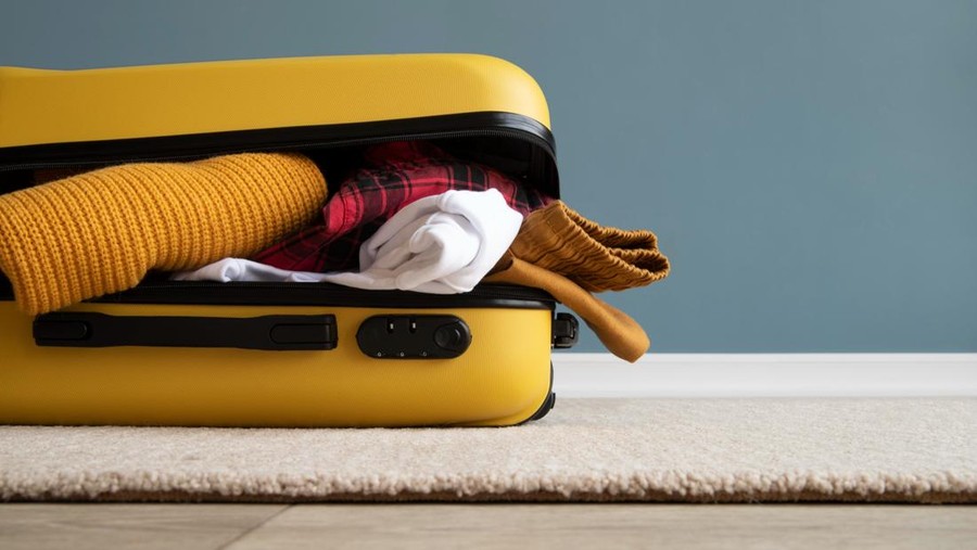 Ilustrasi koper&comma; liburan&comma; travel