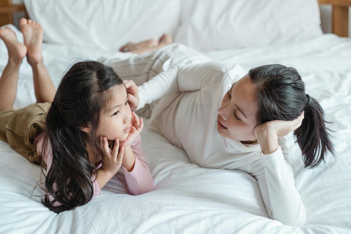 Berbicara dengan ekspresi, emosi, dan diksi yang kaya. Cara ini membantu kemampuan bahasa anak.