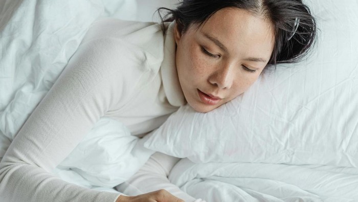 Setel alarm. Bangun pagi perlahan-lahan dengan set alarm 15 menit lebih awal setiap paginya.