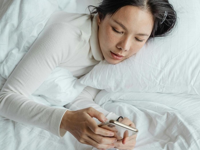 Setel alarm. Bangun pagi perlahan-lahan dengan set alarm 15 menit lebih awal setiap paginya.