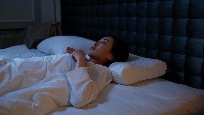 Jadwal tidur yang konsisten. Cara ini membantu tubuh beradaptasi.