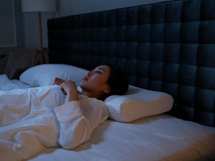 Jadwal tidur yang konsisten. Cara ini membantu tubuh beradaptasi.