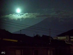 Video Penampakan Bola Api Melintasi Langit Malam Jepang