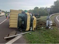 Kaget Disalip Pajero, Sopir Truk Boks Banting Setir hingga Terbalik di Jagorawi