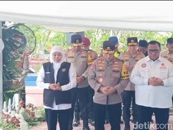 Kapolri Listyo Sigit-Gubernur Khofifah Ziarah Makam Marsinah