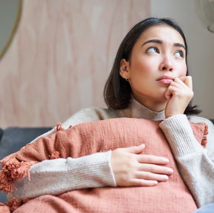 Setelah bersosialisasi dengan orang lain, orang-orang yang cenderung merasa kesepian akan merasa overthinking. Mereka akan berpikir seperti, “Apakah saya terlalu banyak bicara?”, “Apakah saya terdengar canggung?”.