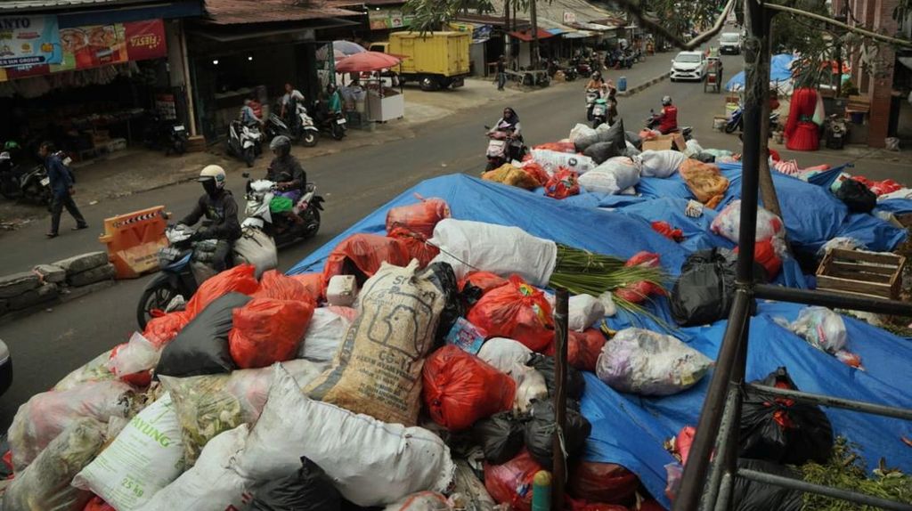Gunungan Sampah di Tangsel Berbelatung-Bikin Macet, Pemkot Buka Suara
