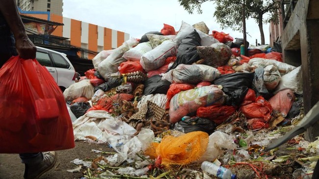 Wali Kota Tangsel menyebut pengangkutan sampah dilakukan secara bertahap dengan ada prioritas di titik-titik tertentu.