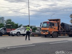 Polisi Tindak Truk Sumbu 3 Lewati Tol Cikampek Saat Masa Libur Nataru