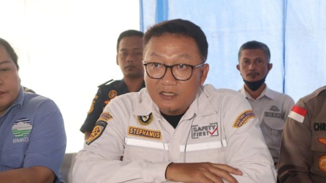 Kapal membawa 6 turis asing asal Spanyol. Dua wisatawan sudah ditemukan dan 4 lainnya masih hilang.