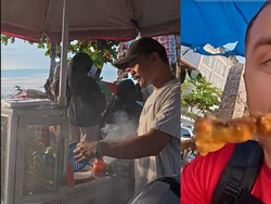 Mirip Warlok! Bule Ini Jajan Pentol hingga Sate di Pantai Padang