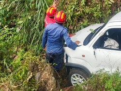 Mobil Masuk Jurang di Bogor gegara Pengemudi Ngantuk saat Belok