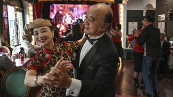 FOTO: Mengenang Masa Jaya Para Lansia di Arena Dansa Shanghai