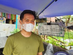 Pedagang Bunga di Ciputat Ngeluh Dagangan Dilalati Gegara Tumpukan Sampah