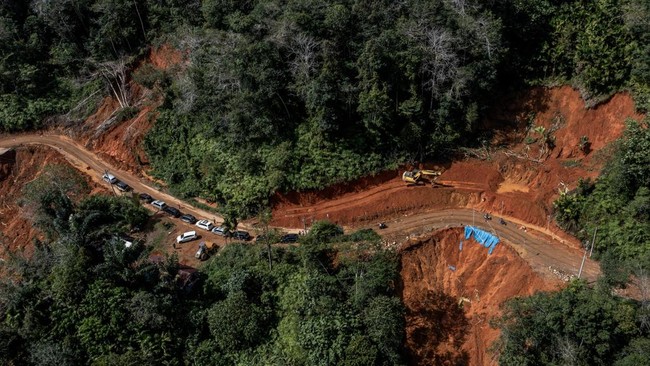 Ruas jalan provinsi Lubuk Basung-Bukittinggi tertutup material akibat meluapnya Sungai Muaro Pisang.