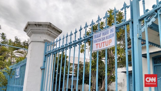 Pengunjung kecewa Keraton Surakarta tutup saat momen liburan. Gerbang Museum Keraton terlihat digembok.