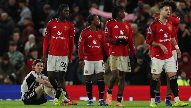 Manchester United mengancam Chelsea dalam klasemen Liga Inggris usai menang 1-0 atas Newcastle, Sabtu (27/12) dini hari WIB.