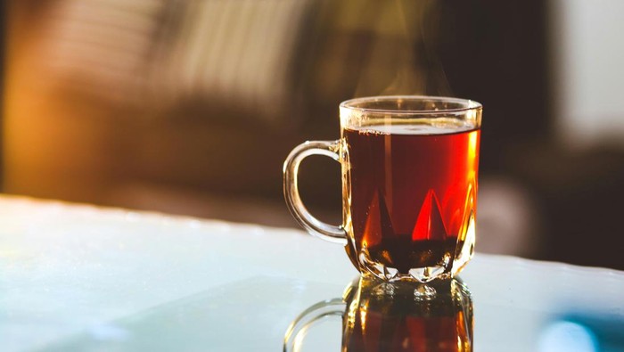 Hindari minum minuman berkafein. Minuman berkafein dapat mengganggu tidur.