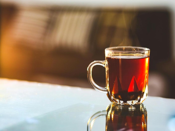 Hindari minum minuman berkafein. Minuman berkafein dapat mengganggu tidur.