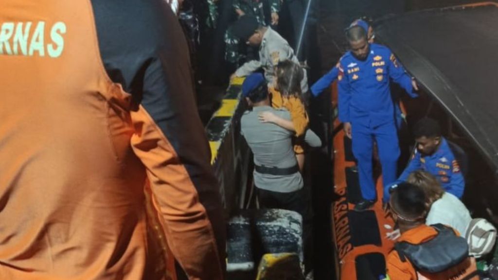 Kapal Tenggelam Dihantam Ombak Tinggi Labuan Bajo, 4 WN Spanyol Hilang