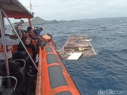 Tim SAR Temukan Puing Kapal Tenggelam di TN Komodo, 4 Turis Belum Ditemukan