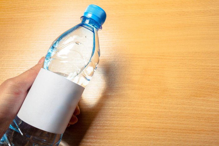 Sediakan air minum untuk kebutuhan minimal tiga hari agar tetap terhidrasi saat bencana. Gunakan botol atau kemasan yang mudah dibawa./ Foto: freepik.com/fabrikasimf