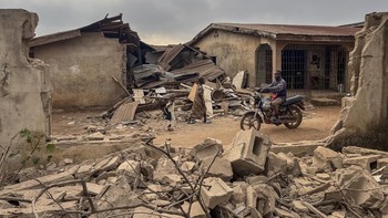 FOTO: AS Bombardir Desa di Nigeria Targetkan ISIS Bikin Warga Bingung