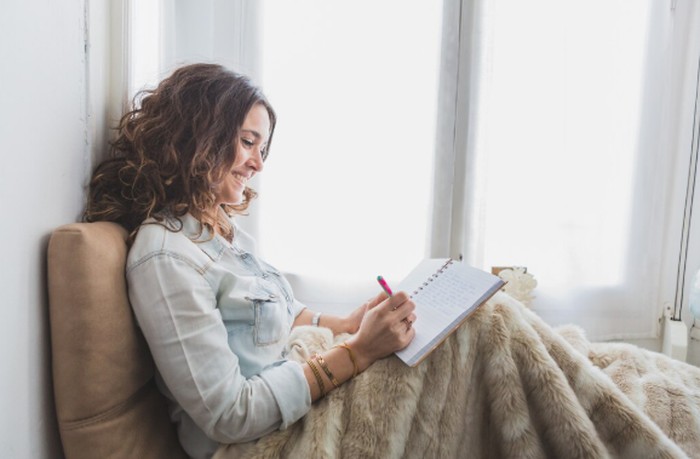 Time capsule membantu kamu mengenang momen yang telah lewat dan menyimpan harapan untuk masa depan. Aktivitas ini seru dilakukan sendiri atau bersama keluarga./ Foto: freepik.com