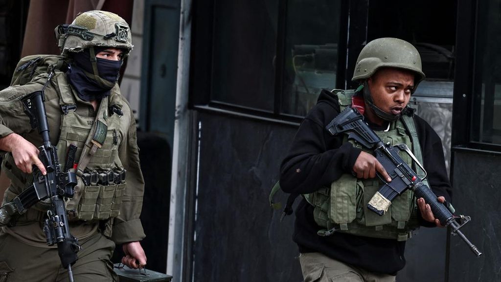 FOTO: Israel Rampas Rumah Warga dan Terapkan Jam Malam di Tepi Barat