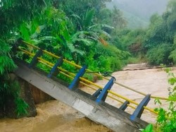 Dua Jembatan di Lombok Barat Ambruk Akibat Banjir