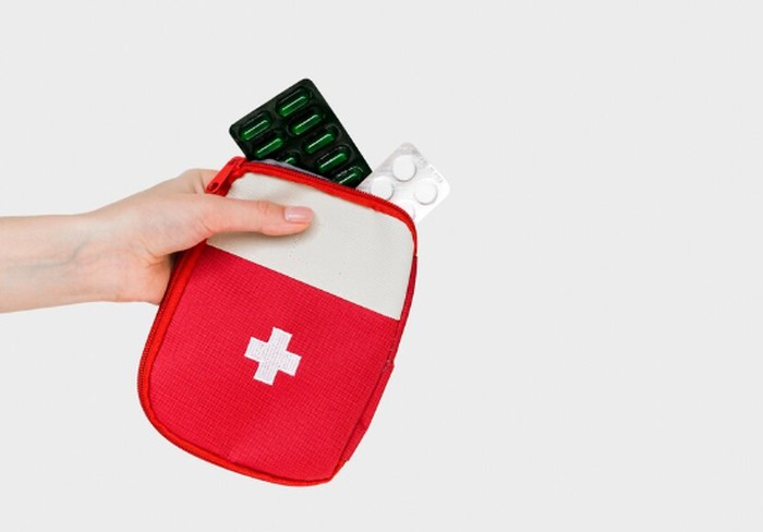 Kotak P3K berisi obat umum dan pribadi sangat penting. Barang ini berguna untuk merawat luka dan menjaga kesehatan saat bencana./ Foto: freepik.com