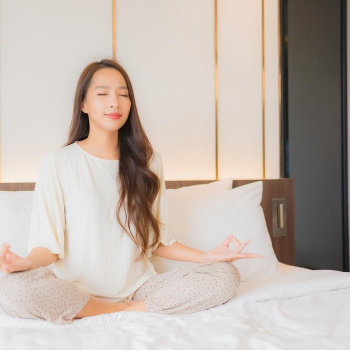 Mengatasi mengigau saat tidur berfokus pada peningkatan kualitas tidur dan pengelolaan stres.