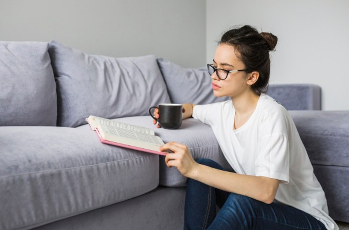 Gunakan waktu di rumah untuk membaca buku yang meningkatkan diri. Pilih buku motivasi, pengembangan diri, atau hobi yang menarik untuk menambah wawasan./ Foto: freepik.com