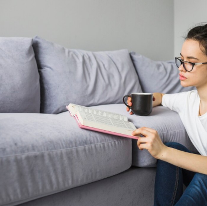 Gunakan waktu di rumah untuk membaca buku yang meningkatkan diri. Pilih buku motivasi, pengembangan diri, atau hobi yang menarik untuk menambah wawasan./ Foto: freepik.com