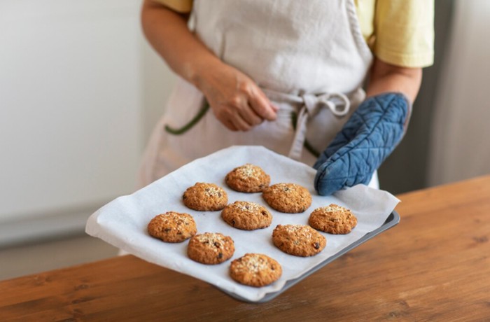 Buat kue atau camilan di rumah untuk pengalaman seru dan manis. Aktivitas ini cocok dilakukan sendiri maupun bersama keluarga untuk momen hangat./ Foto: freepik.com