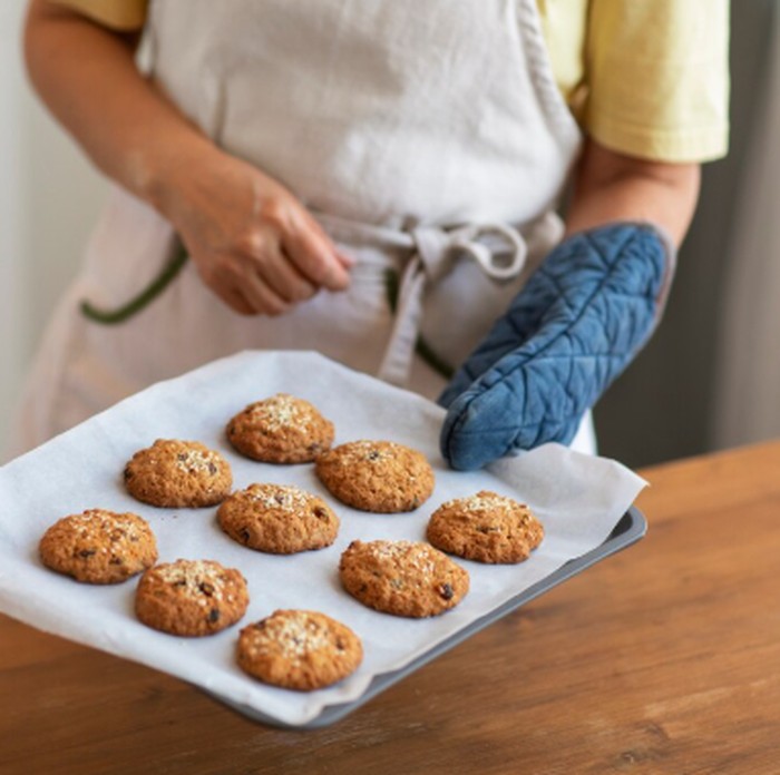 Buat kue atau camilan di rumah untuk pengalaman seru dan manis. Aktivitas ini cocok dilakukan sendiri maupun bersama keluarga untuk momen hangat./ Foto: freepik.com