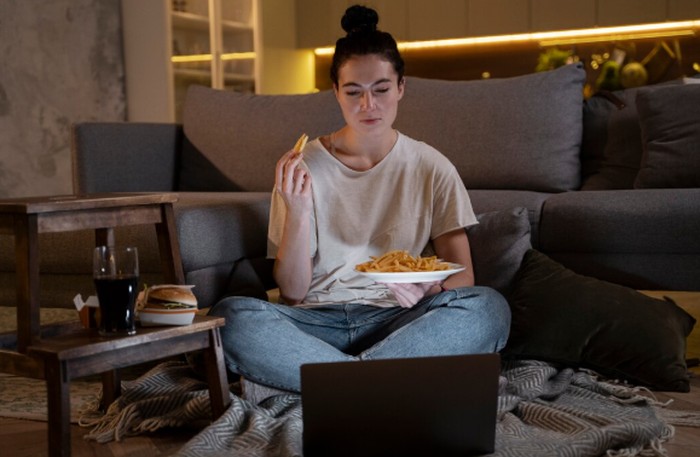 Nikmati liburan di rumah dengan menonton film atau maraton series favorit. Aktivitas ini menyenangkan dan bisa menjadi momen santai untuk keluarga atau sendiri./ Foto: freepik.com