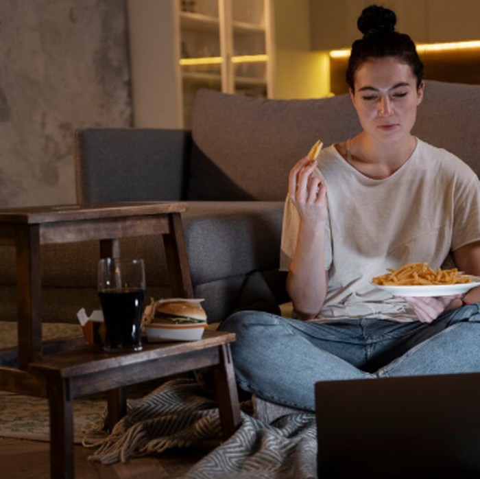 Nikmati liburan di rumah dengan menonton film atau maraton series favorit. Aktivitas ini menyenangkan dan bisa menjadi momen santai untuk keluarga atau sendiri./ Foto: freepik.com