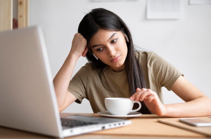 Menunda pekerjaan bisa menghambat manifestasi meski tidak terkait langsung dengan tujuanmu. Menyelesaikan hal-hal yang tertunda mempercepat aliran energi menuju kebahagiaan./ Foto: freepik.com