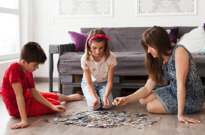 Selesaikan puzzle untuk hiburan santai saat akhir pekan di rumah. Aktivitas ini cocok untuk seluruh keluarga sambil menikmati cokelat panas dan camilan./ Foto: freepik.com