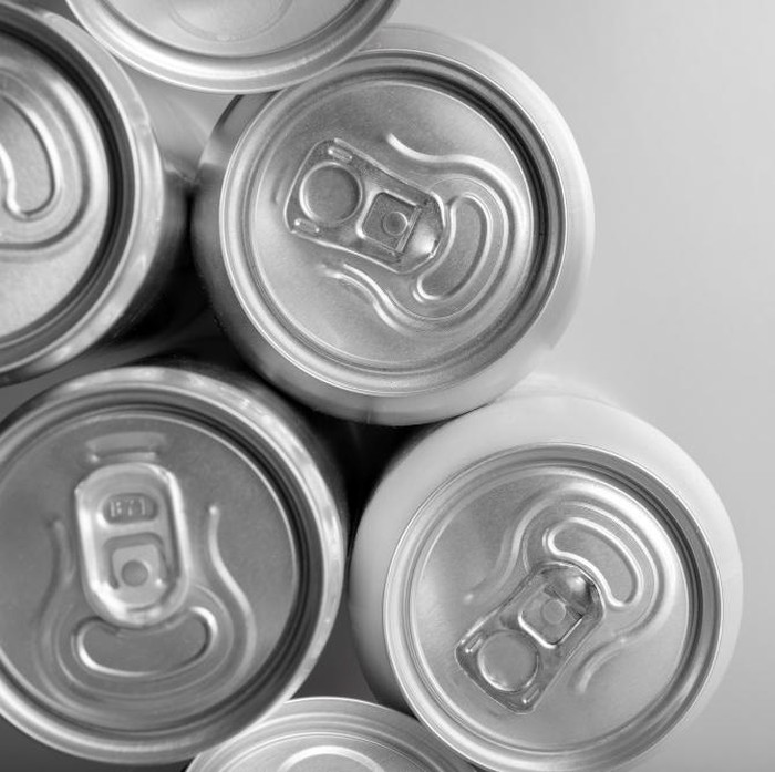 Penyebab penuaan dini dapat berasal dari kebiasaan mengonsumsi minuman berenergi secara rutin. Kandungan kafein berlebih berpotensi menyebabkan dehidrasi, sementara gula meningkatkan respons peradangan dalam tubuh. Dampak kumulatifnya terlihat pada penurunan elastisitas dan kesegaran kulit.