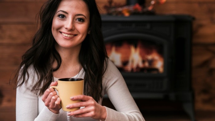Buat hot chocolate bar di rumah untuk pengalaman yang manis dan hangat. Tambahkan marshmallow untuk keseruan ekstra bersama keluarga./ Foto: freepik.com