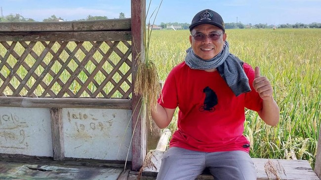 Otong Wiranta, petani dari Subang, memilih berhenti kerja dan mengikuti jejak ayahnya mengembangkan usaha pertanian.