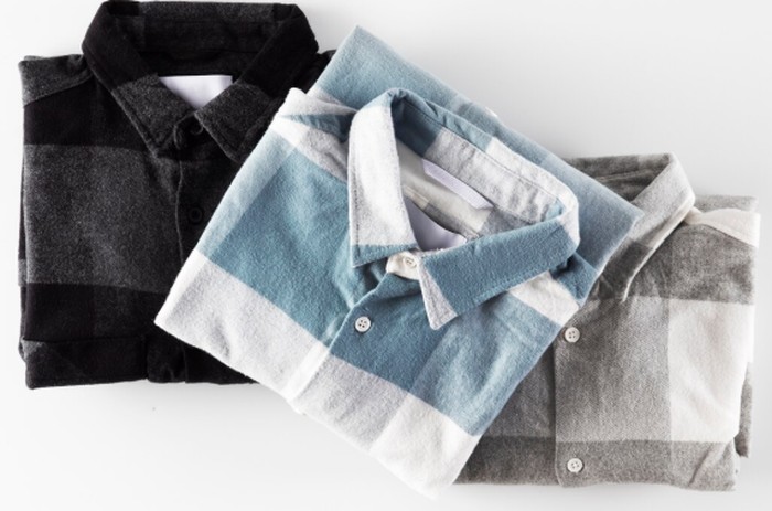 Siapkan pakaian untuk tiga hari. Termasuk pakaian dalam, jaket, selimut, dan jas hujan, untuk kenyamanan saat evakuasi./ Foto: freepik.com