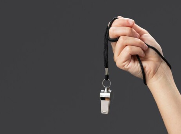 Peluit darurat ringan dan tahan air penting. Barang kecil namun penting ini berguna memberi sinyal saat terjebak atau membutuhkan pertolongan./ Foto: freepik.com