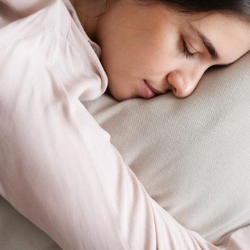 Sering Mengigau saat Tidur? Intip Penyebab dan Cara Mengatasinya