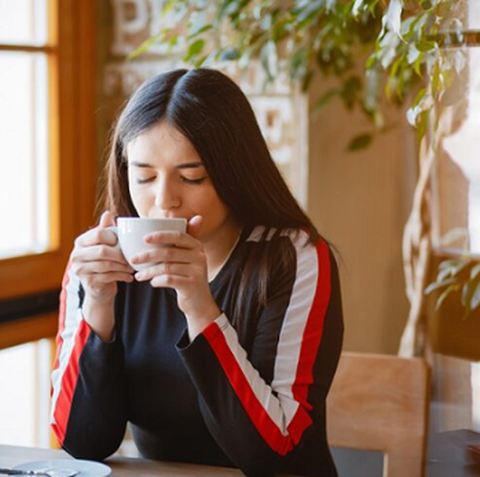 Perhatikan tidak mengonsumsi kafein dan gula secara berlebihan./ Foto: freepik.com/prostooleh